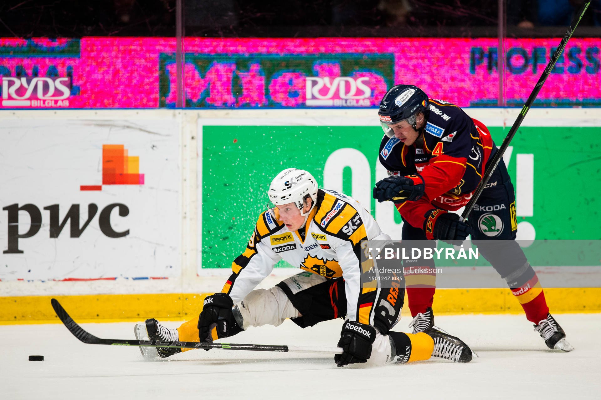 Skellefteås Oskar Sundqvist i kamp om pucken med