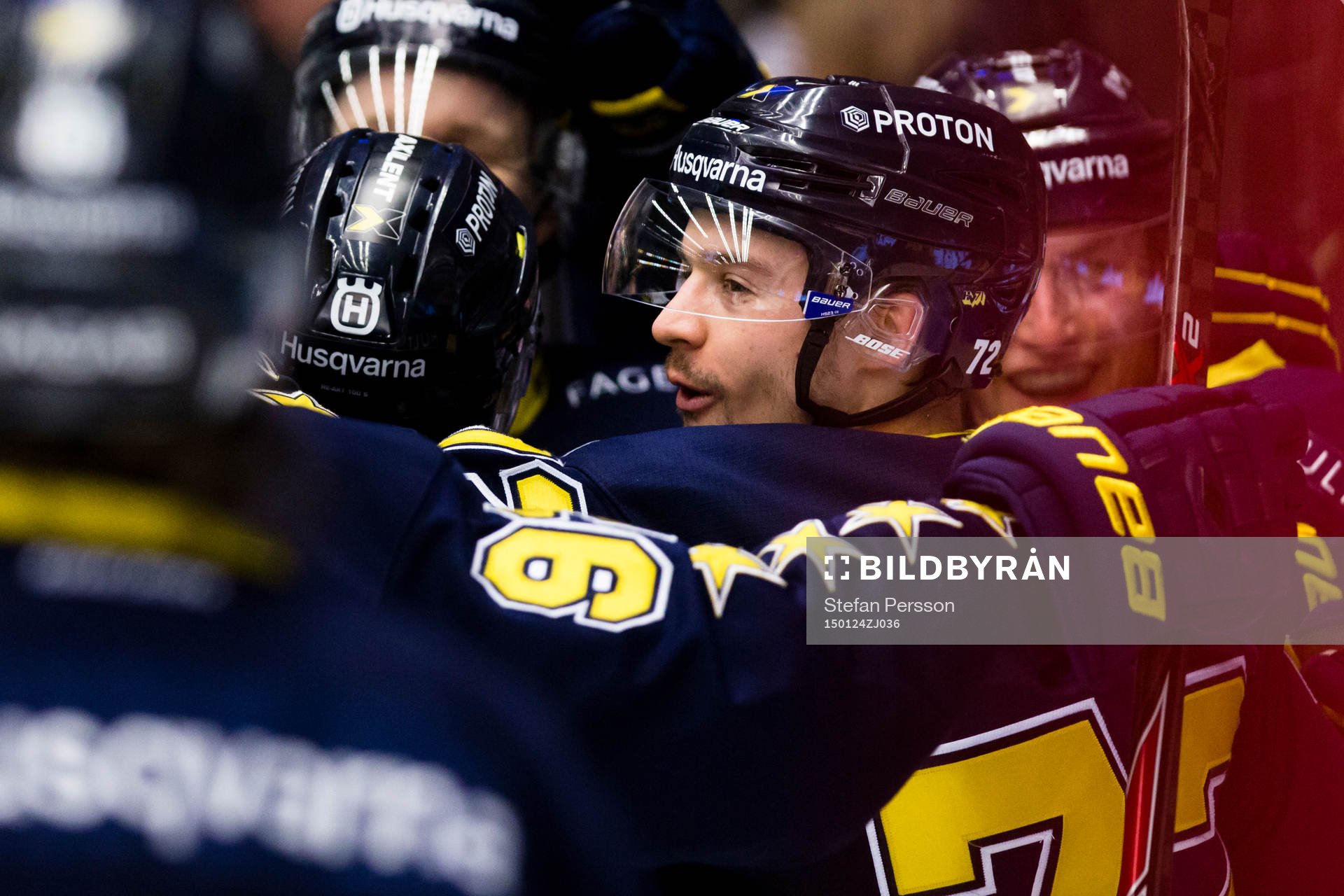 s Patrik Carlsson jublar med lagkamrater