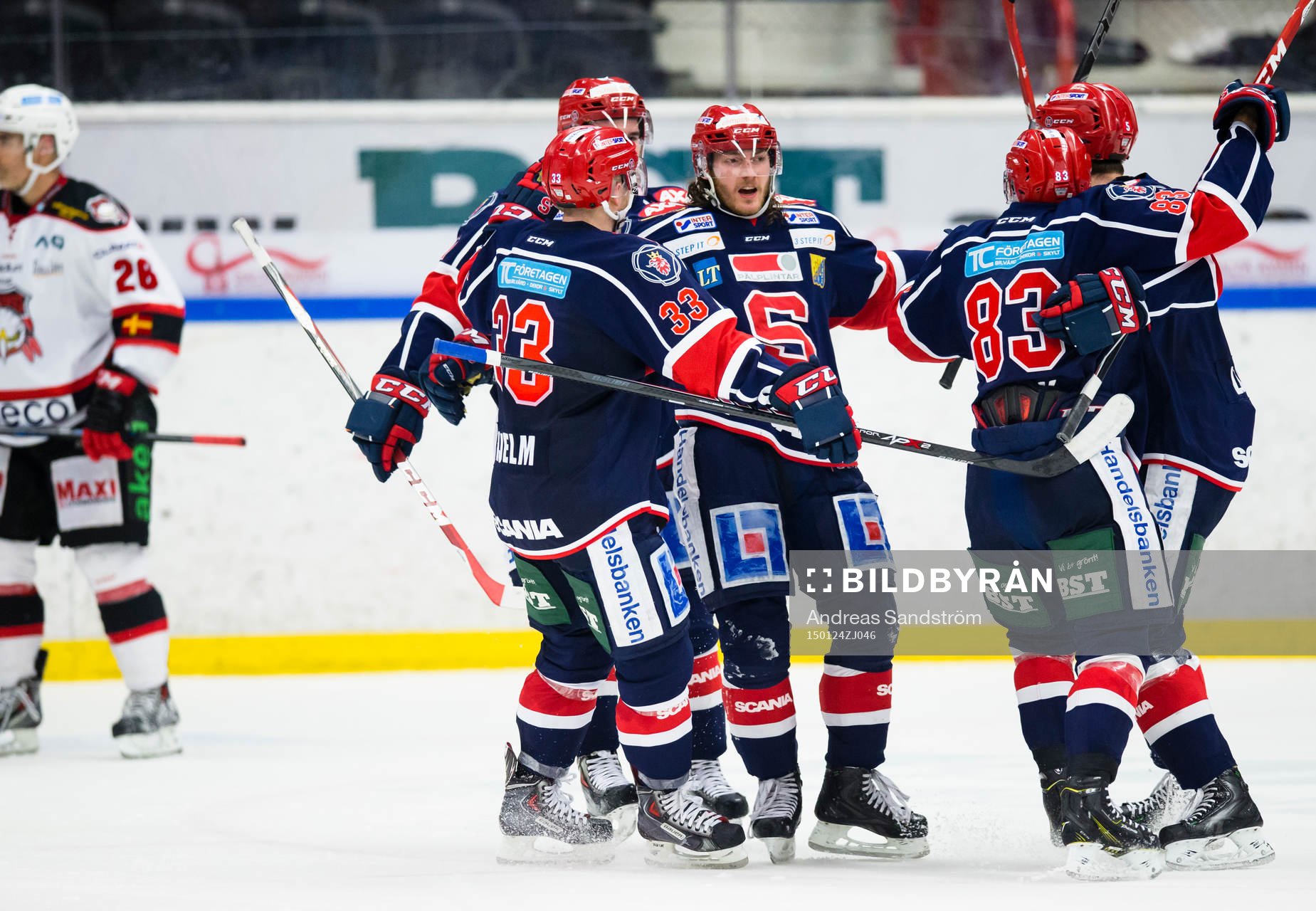 Södertäljes Erik Lindhagen (mitten) gör 1-1 kvitteringen