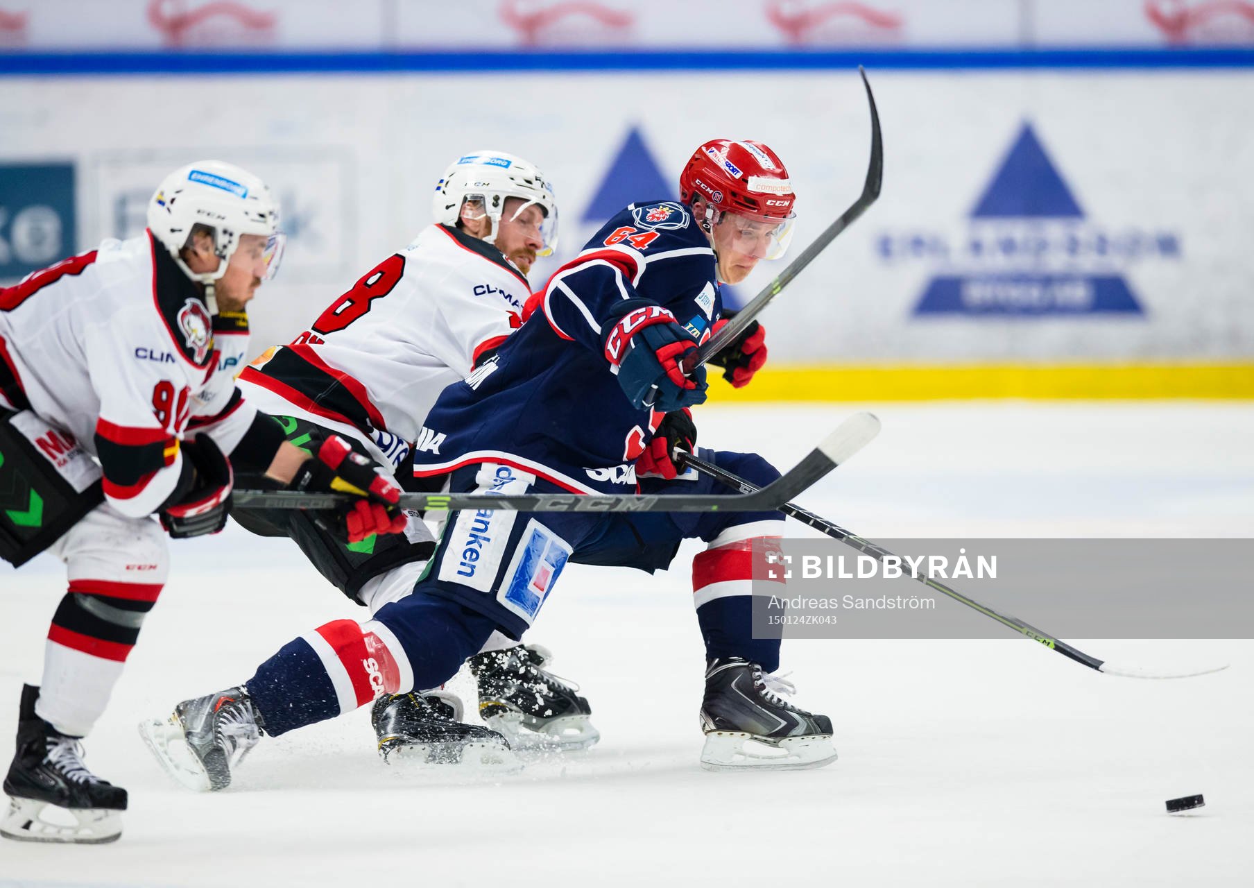 Malmö Redhawks Jens Olsson i kamp om pucken med