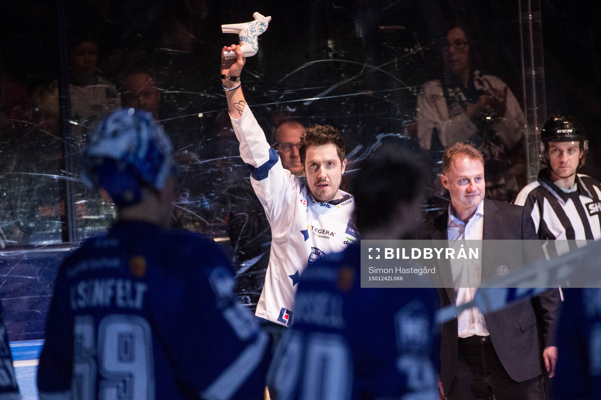 Leksands materialförvaltare Johan Bonde jublar