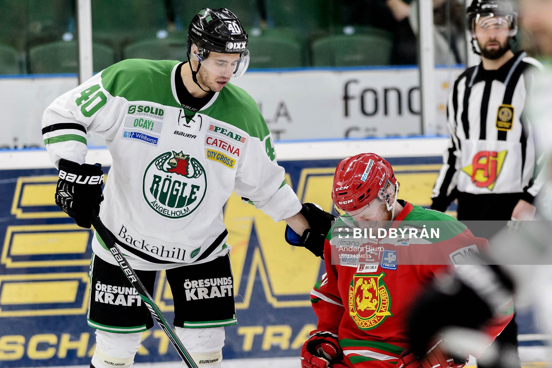 Rögles Jesper Jensen hjälper Moras Christoffer Fish som