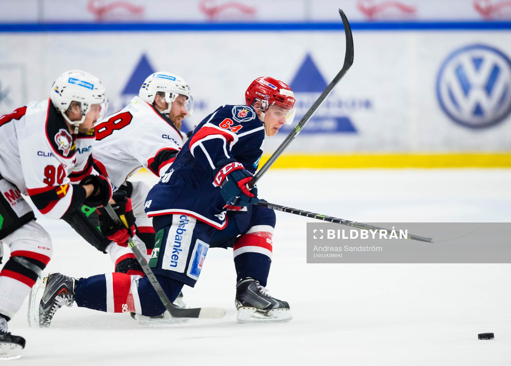 Malmö Redhawks Jens Olsson i kamp om pucken med