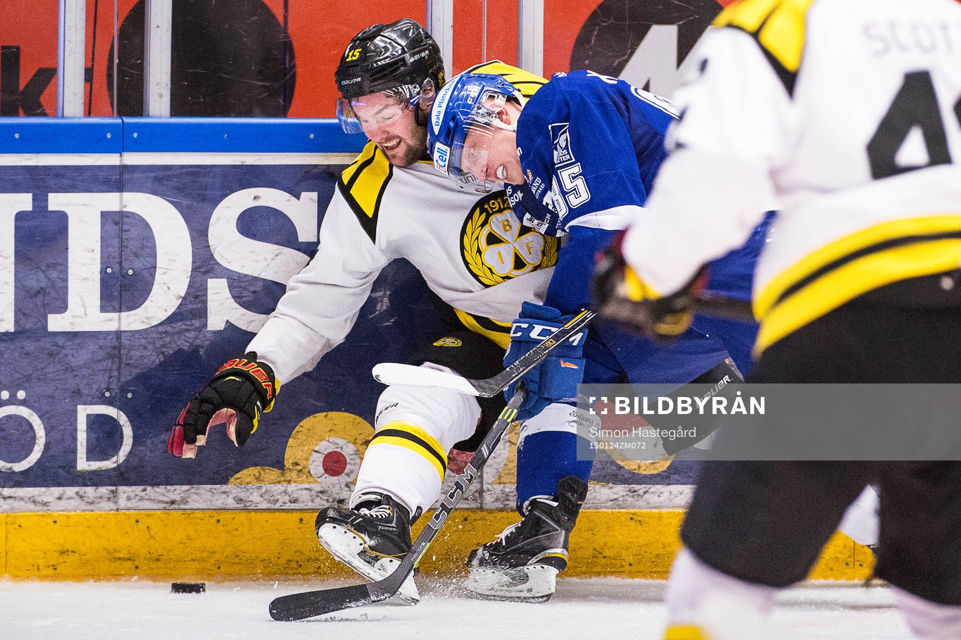 Brynäs Simon Bertilsson och Leksands Toni Kähkönen i en