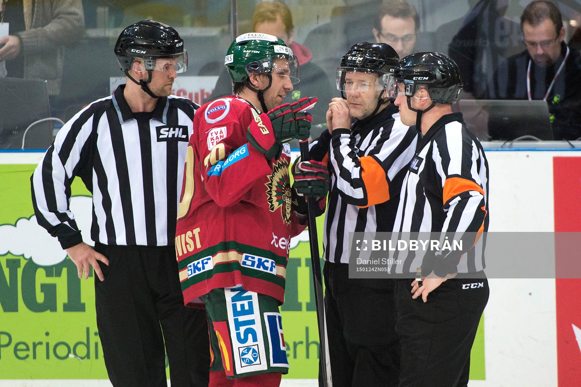 Frölundas Joel Lundqvist diskuterar med domarna