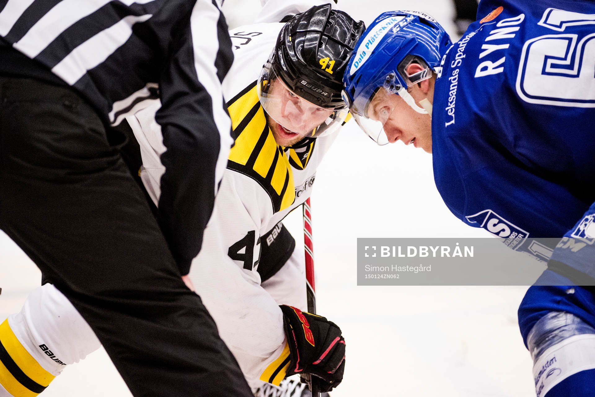 Brynäs Greg Scott och Leksands Johan Ryno inväntar tekning