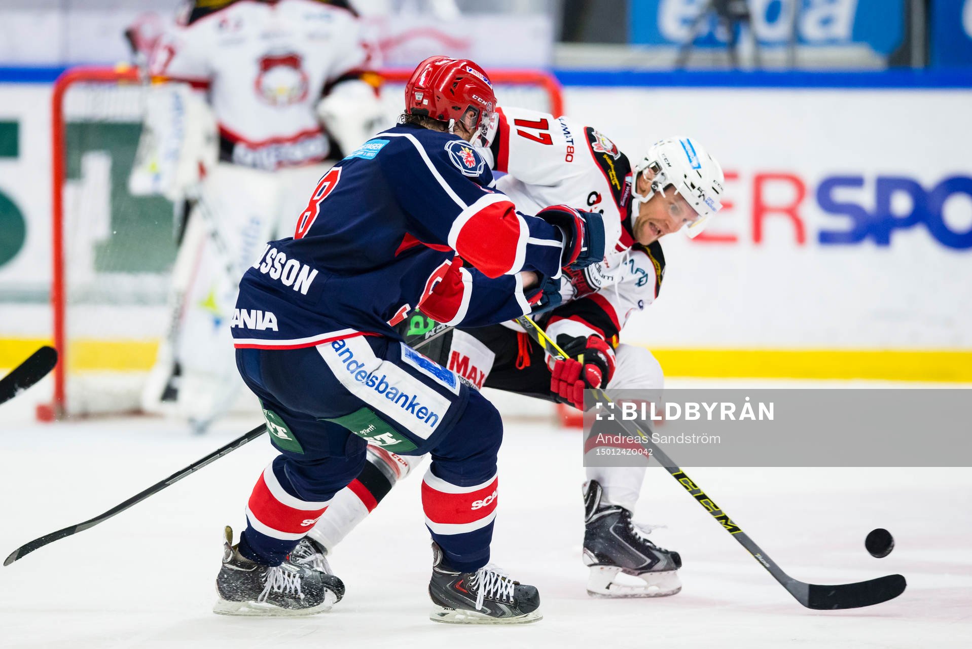 Malmö Redhawks Mathias Tjärnqvist i kamp om pucken med