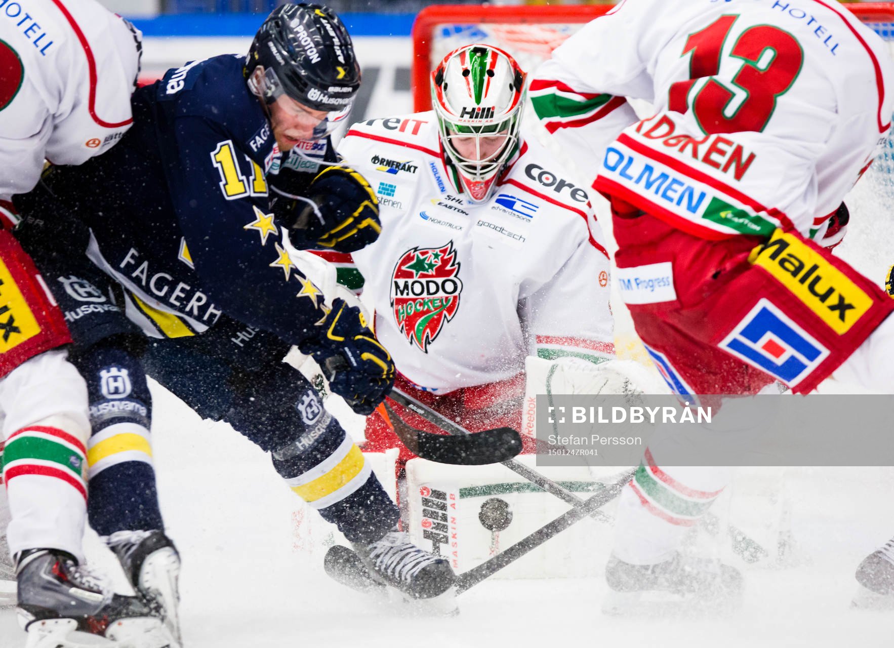 s Calle Ridderwall stör framför Modos målvakt Adam