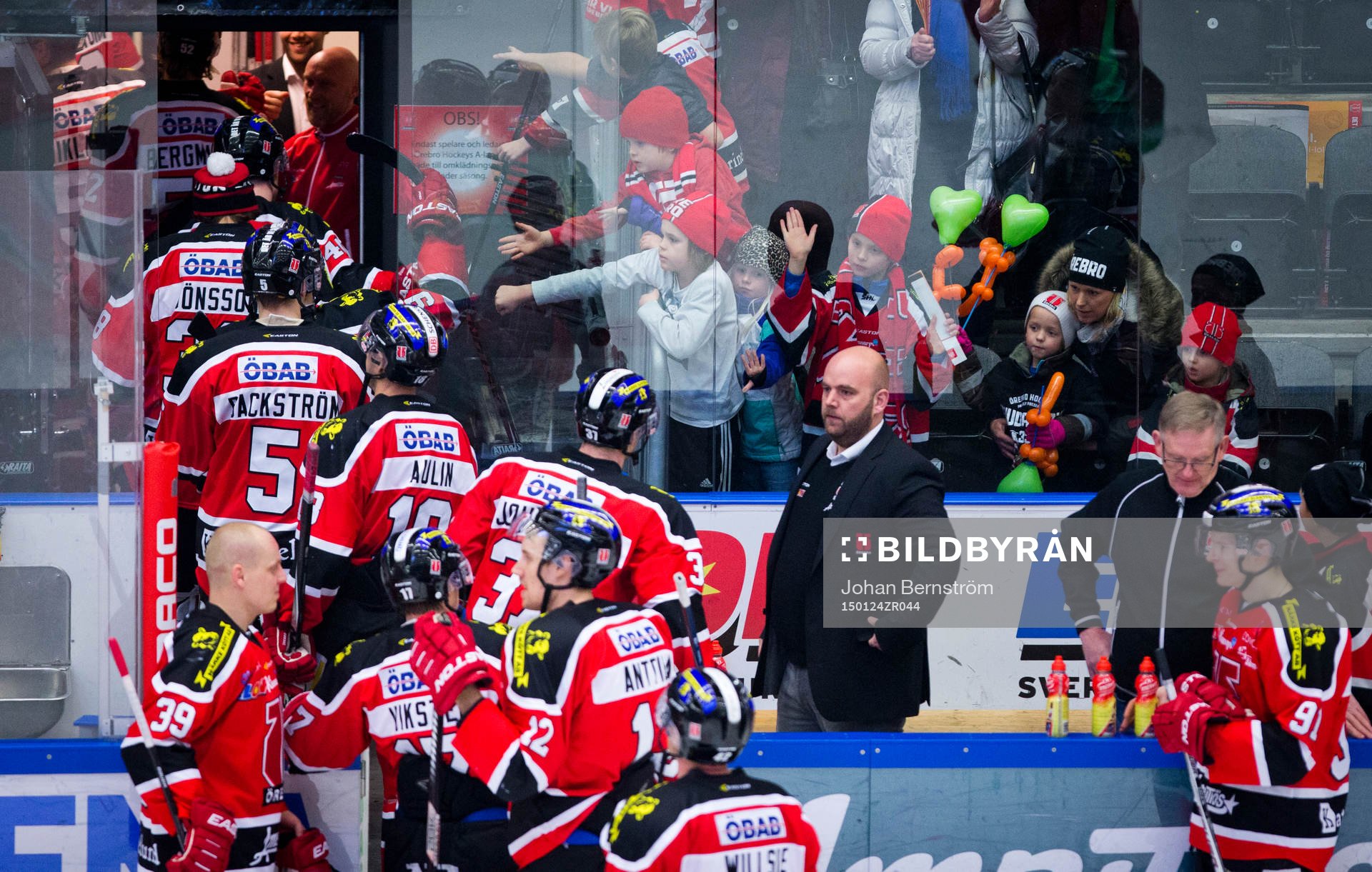Örebro vinner med 3-2 och jublar med fansen
