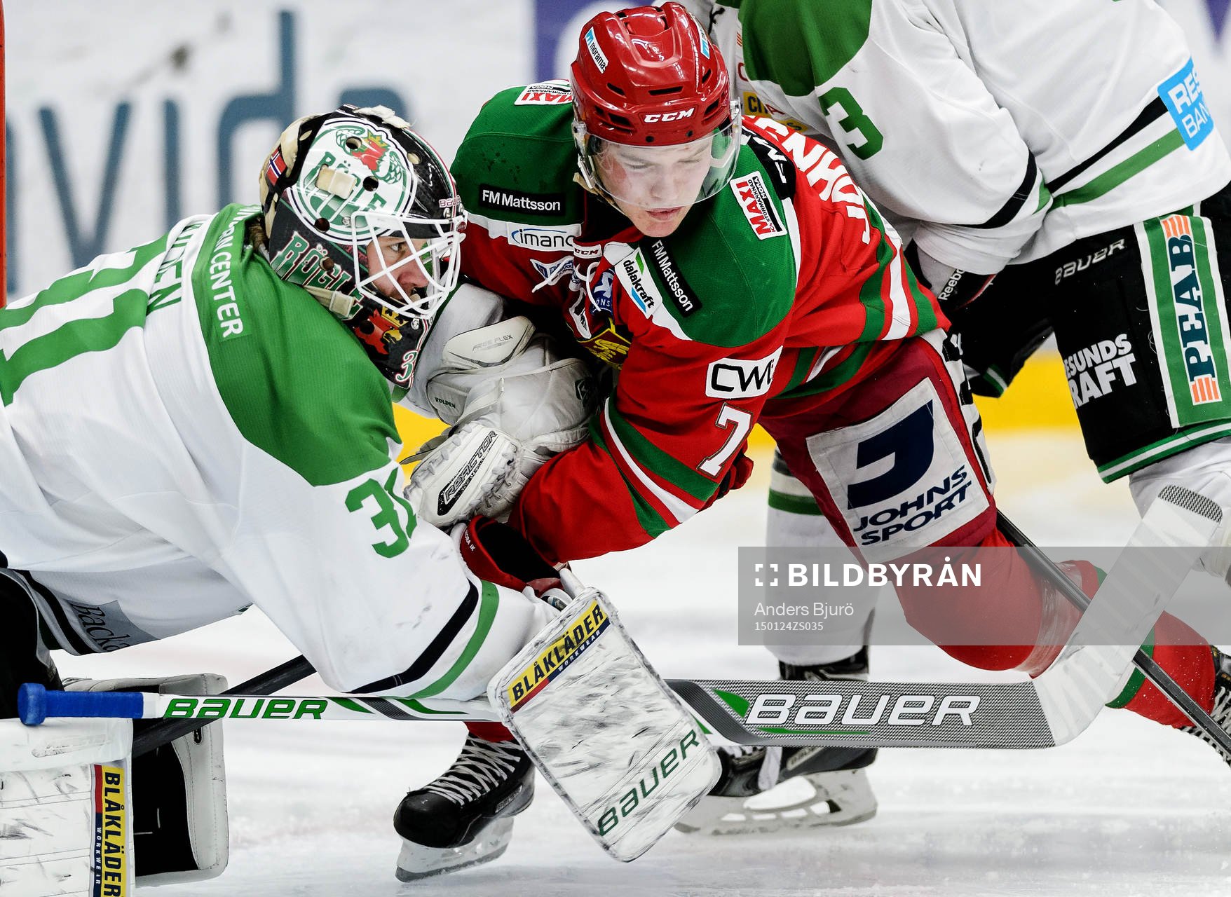 Rögles målvakt Lars Volden och Moras Johan Johnsson