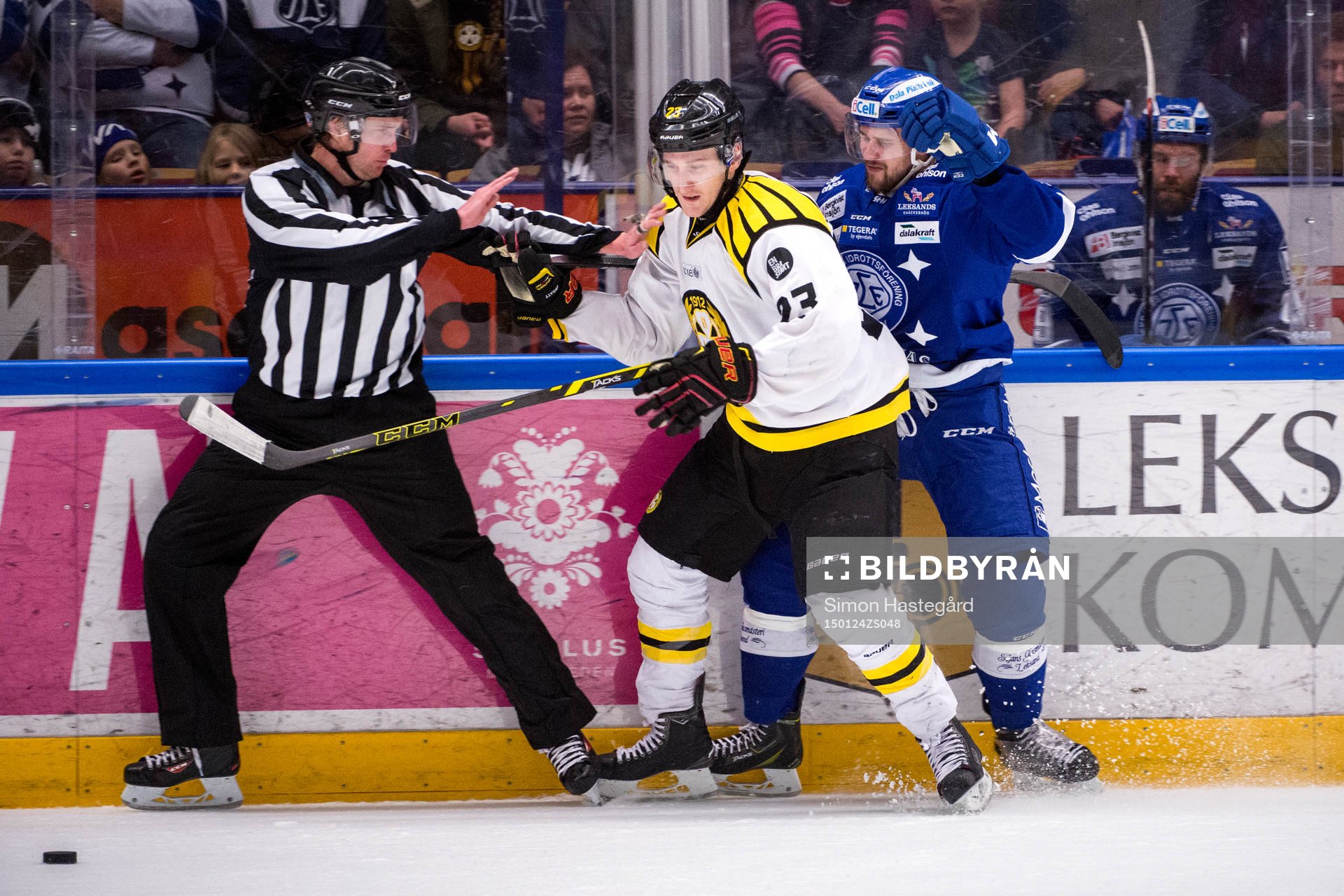 Brynäs Bill Sweatt tacklar Leksands Ryan Russell