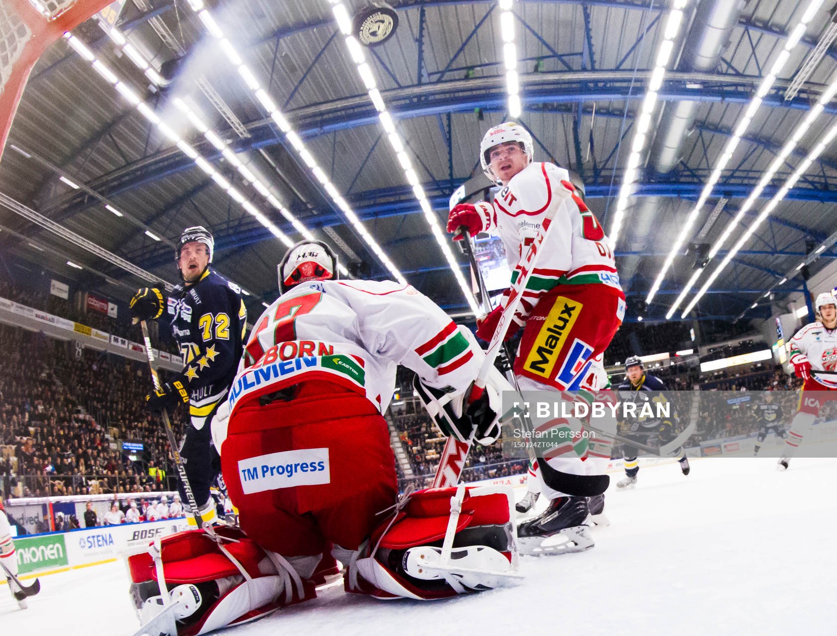 s Patrik Carlsson och Modos Emil Djuse  ser på pucken