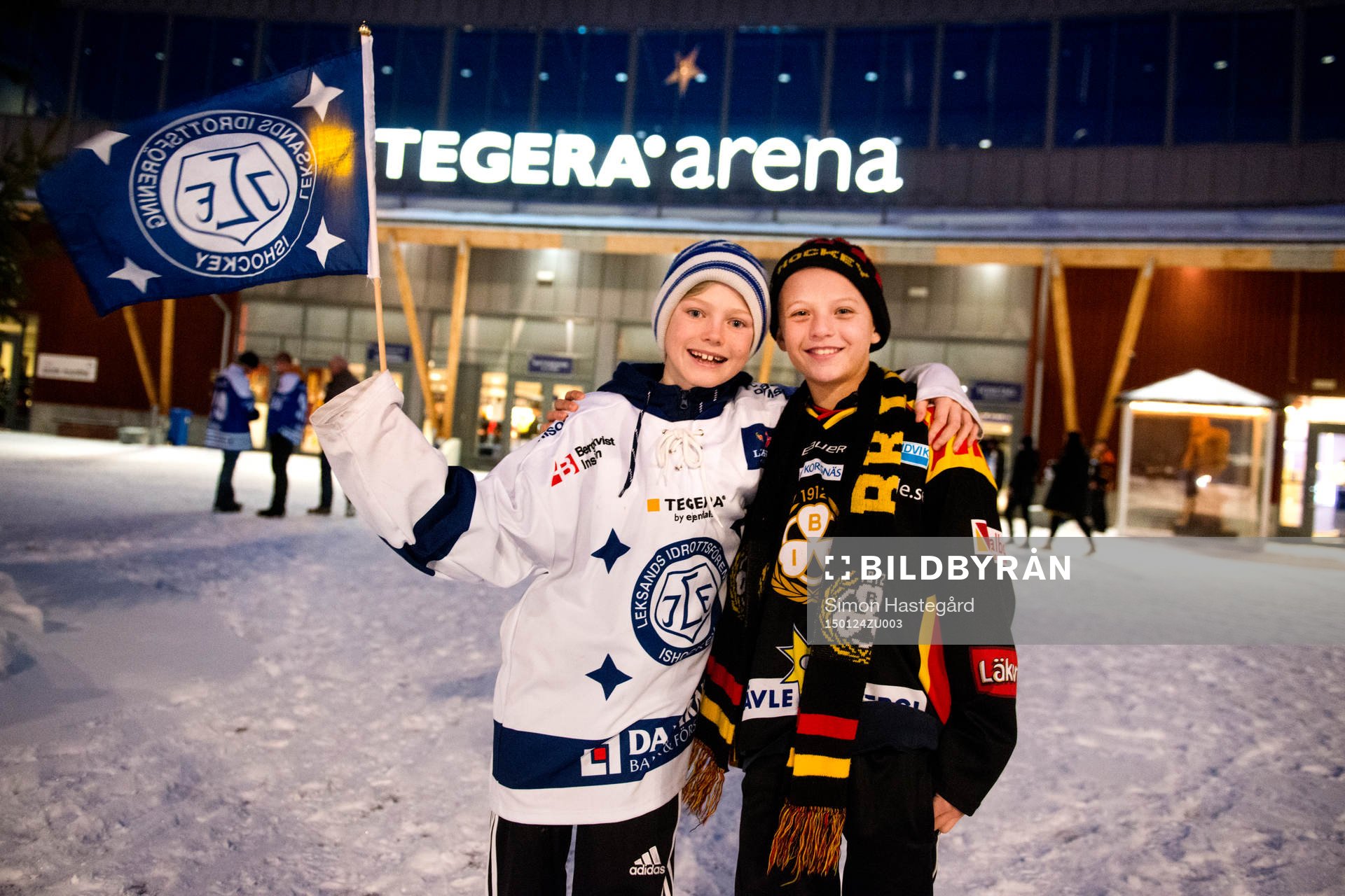 Unga supportrar till Leksands och Brynäs utanför Tegera