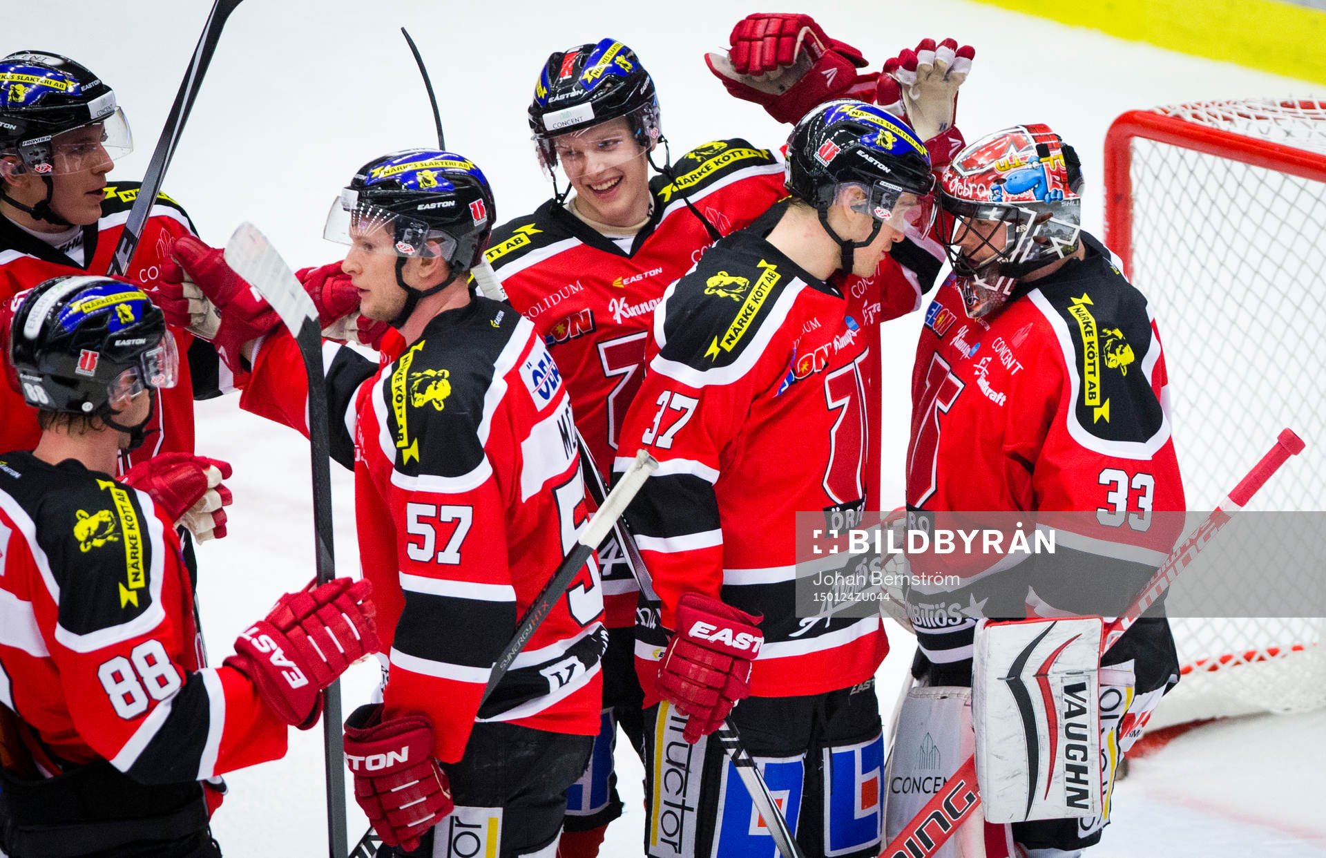 Jubel framför målvakt Julius Hudacek