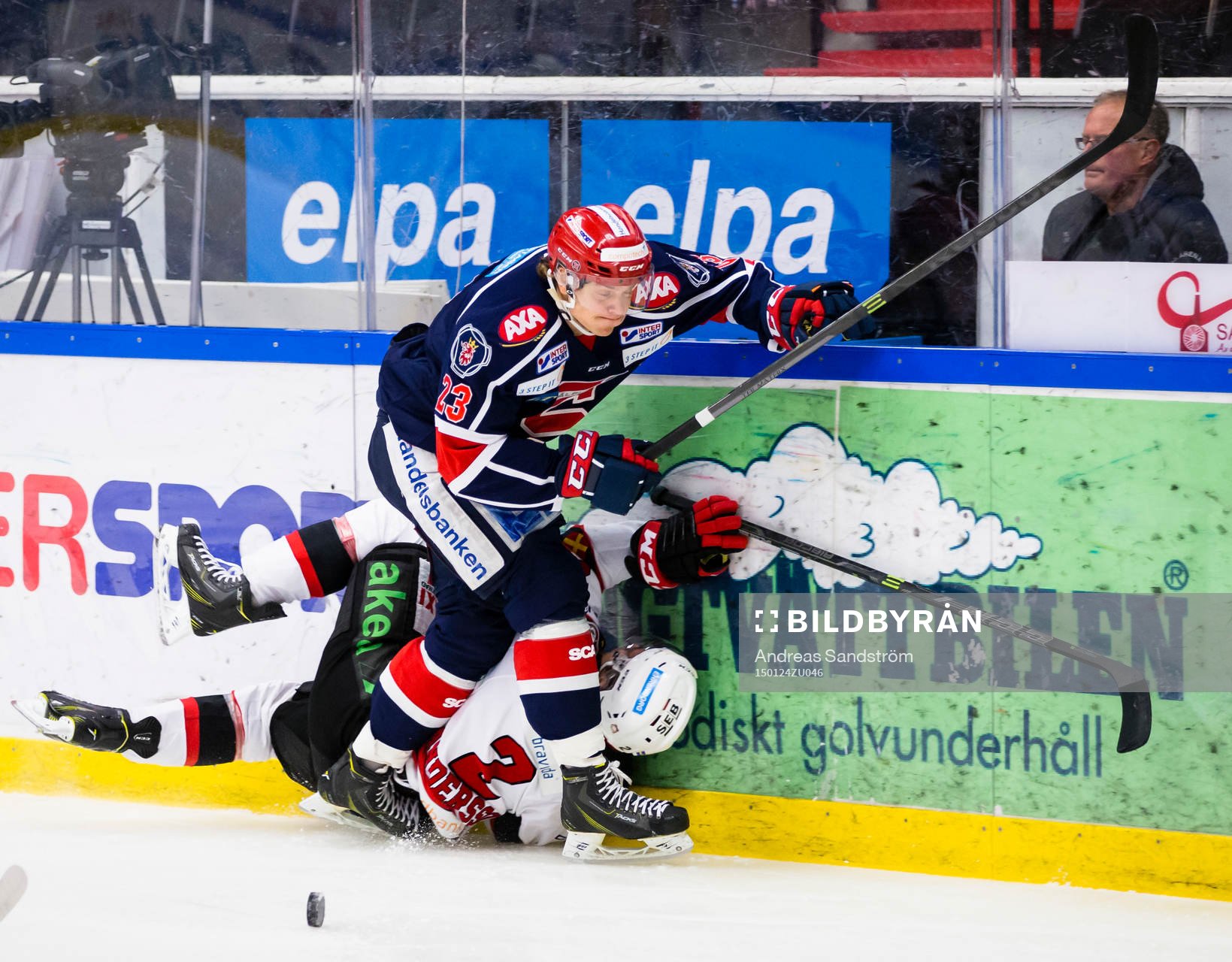 Malmö Redhawks Nils Andersson tacklar in i sargen av