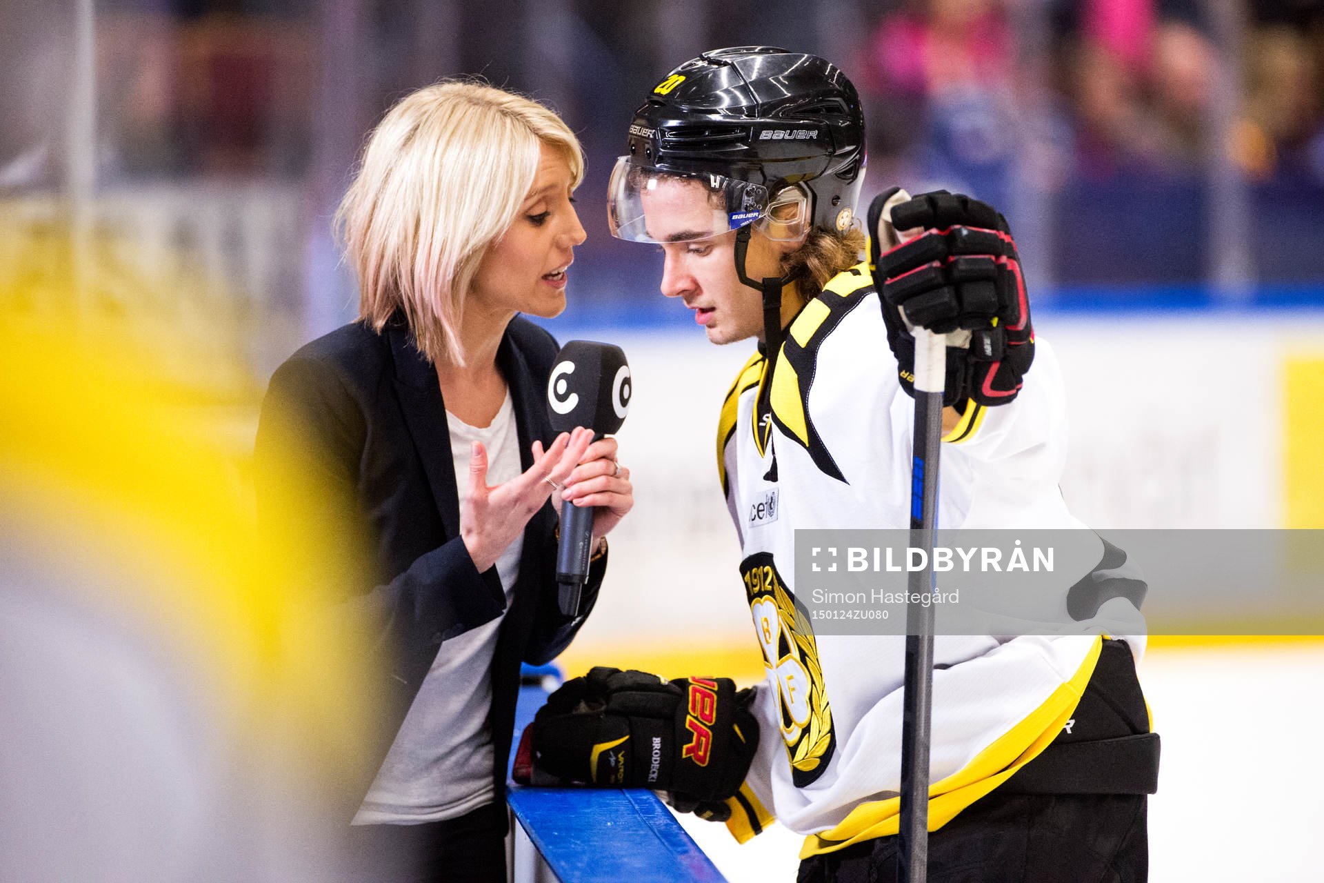 Brynäs Adam Brodecki blir intervjuad utav Cmores Lovisa
