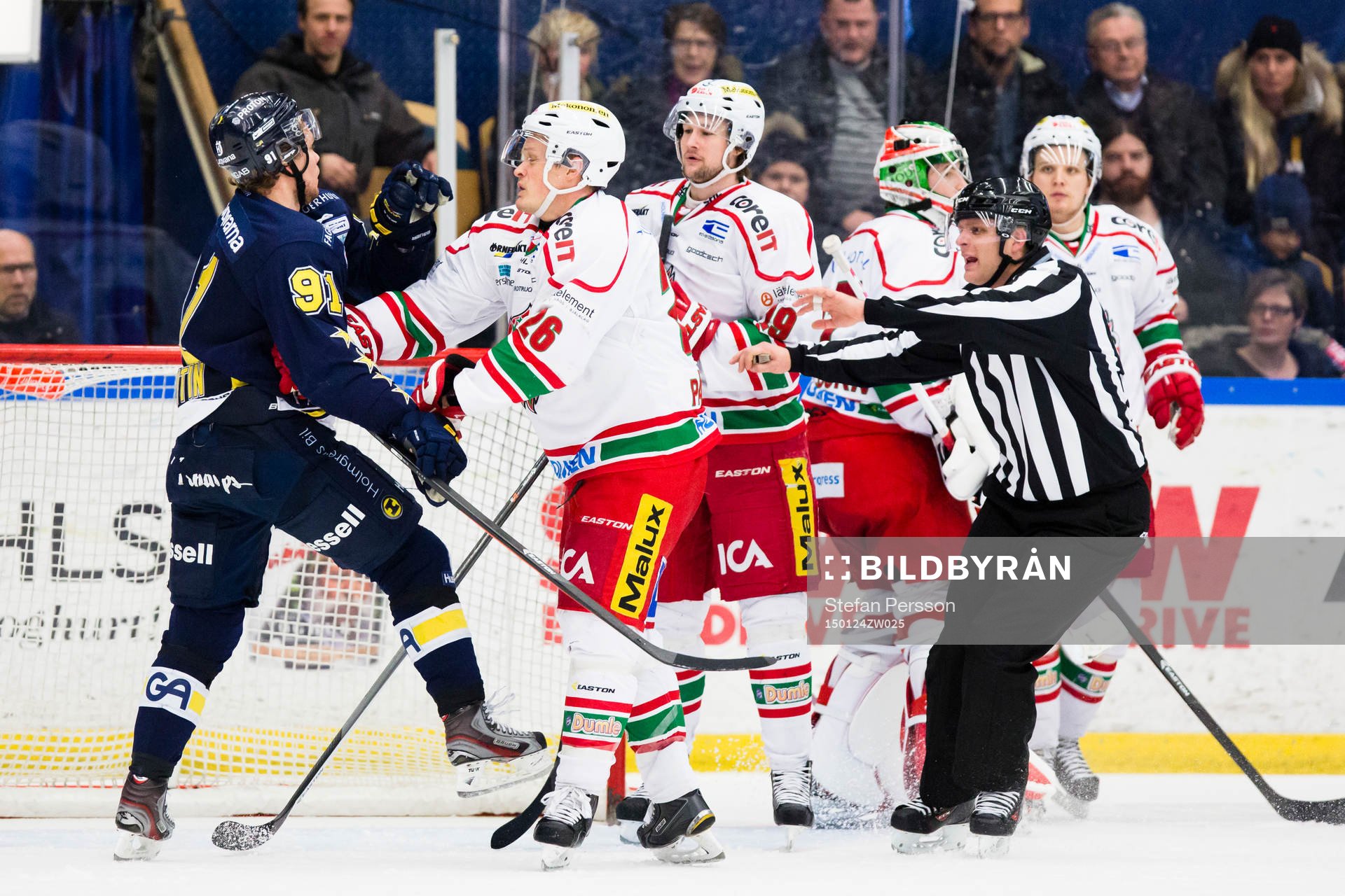 s Andreas Jämtin i gruff med Modos Samuel Påhlsson