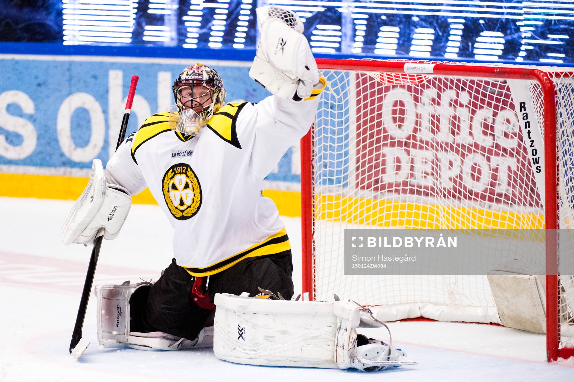 Brynäs målvakt Johan Holmqvist gör en räddning med