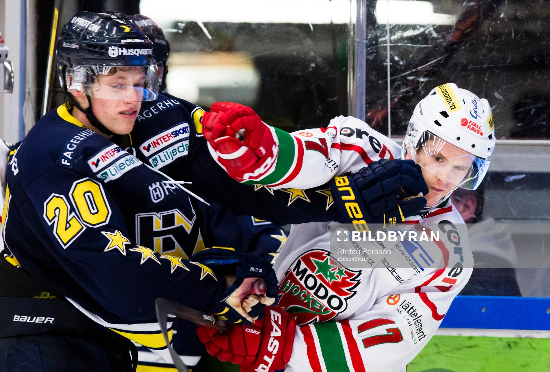 s Lawrence Pilut i gruff med Modos Kyle Flanagan