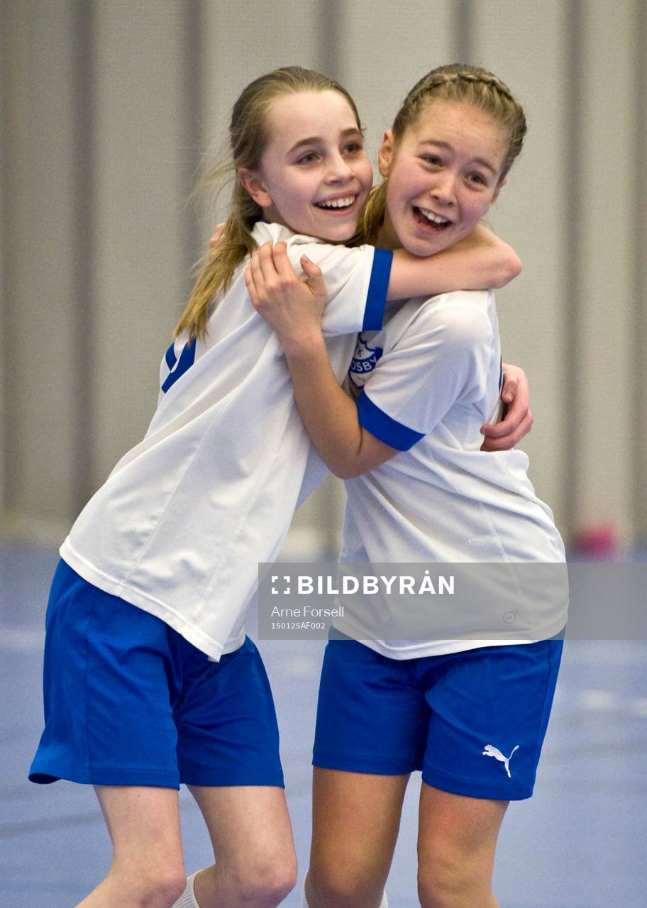 Fotboll, Hesslecupen: Tess Wanhag och Klara Nilsson jublar efter Osby-mål den 25 Januari 2015