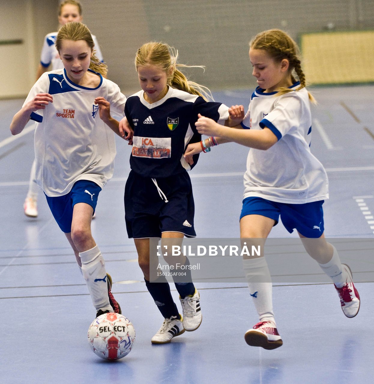 Närkamp om bollen, FCH i mitten, mot Osby