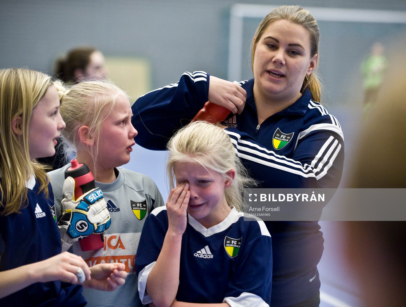 Tränare Jonna Dahl och ledsna FCH-spelare