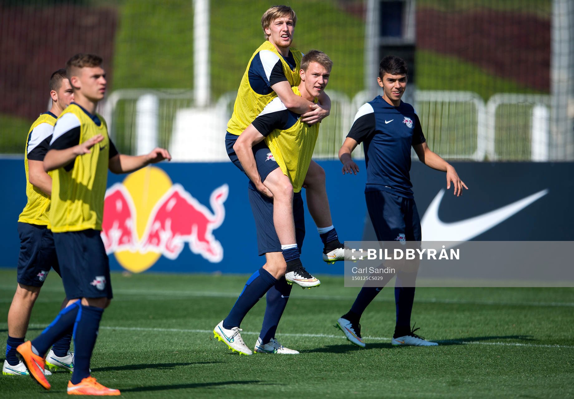Leipzigs Emil Forsberg bärs av Lukas Klostermann