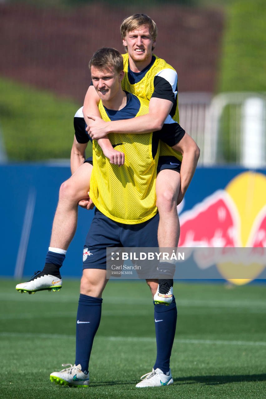 Leipzigs Emil Forsberg bärs av Lukas Klostermann