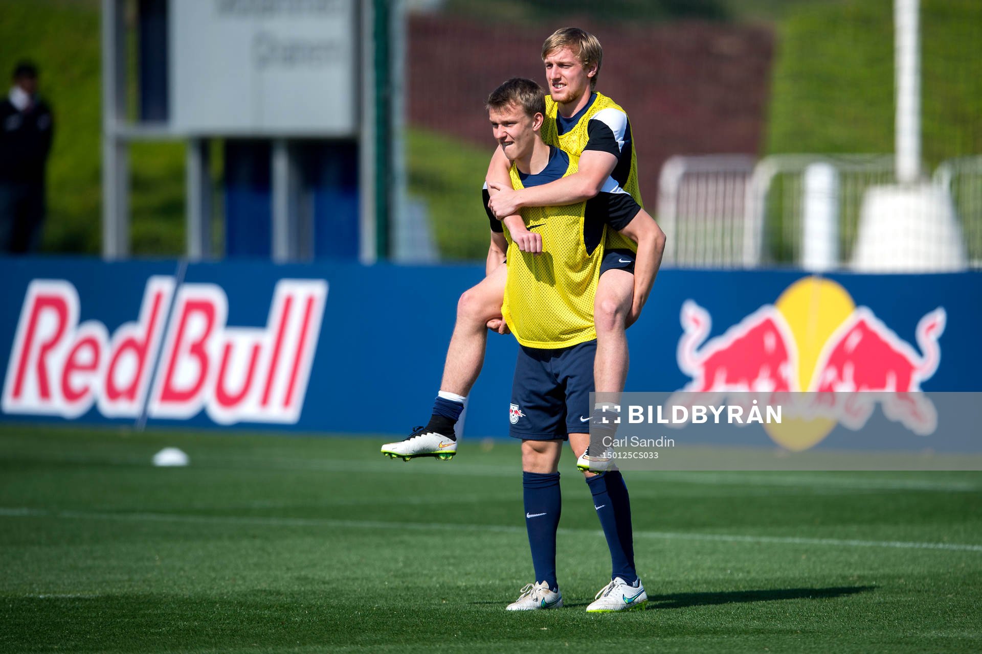 Leipzigs Emil Forsberg bärs av Lukas Klostermann