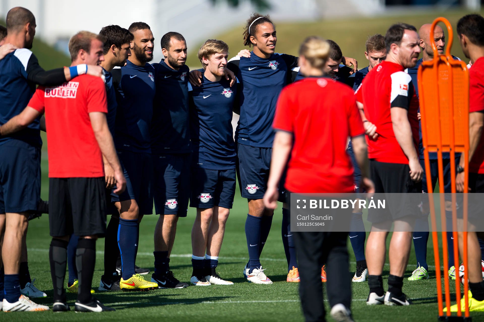 Leipzigs Emil Forsberg och Yussuf Poulsen lyssnar på en genomgång under en träning den 25 januari 2015 i Doha, Qatar.