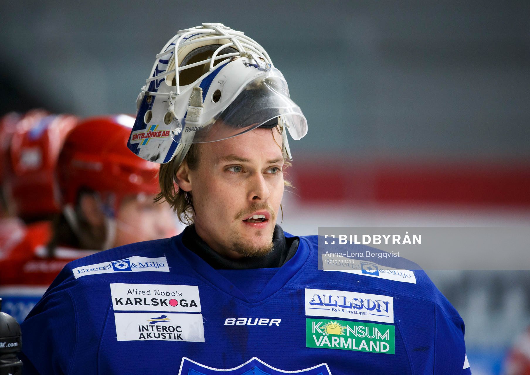 Karlskogas målvakt Joel Gistedt med mask i pannan