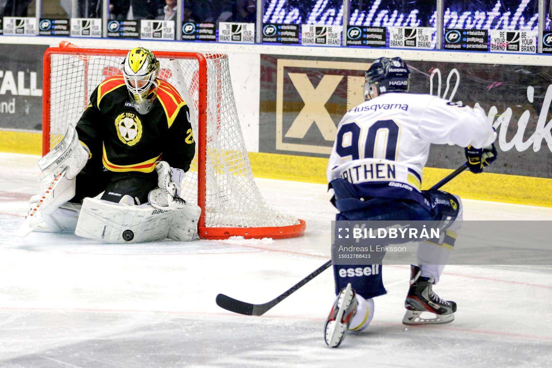 s Ted Brithén och Brynäs målvakt Bernhard Starkbaum