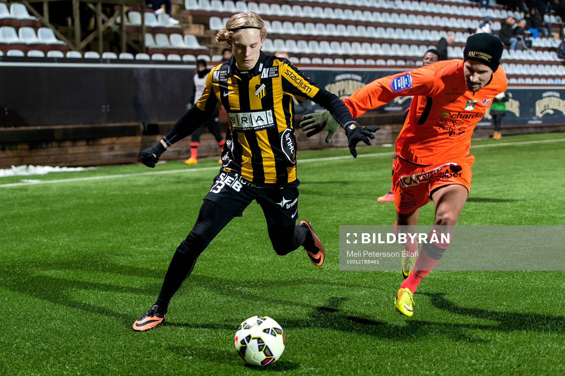 Häckens Simon Sandberg och Varbergs Eduard Zuta i en