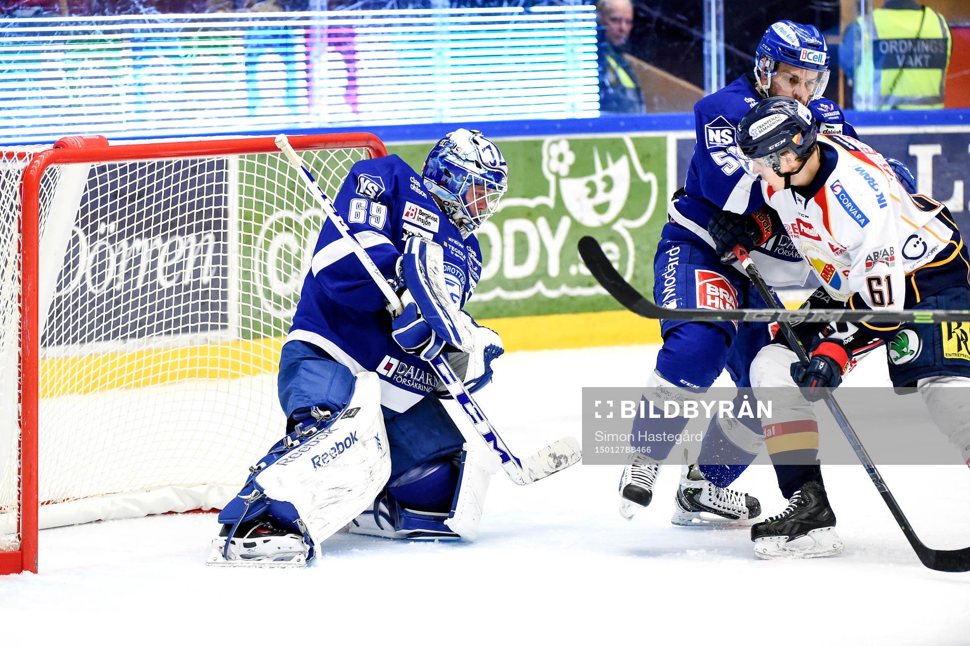Leksands målvakt Oscar Alsenfelt och Kevin Kapstad hjälps
