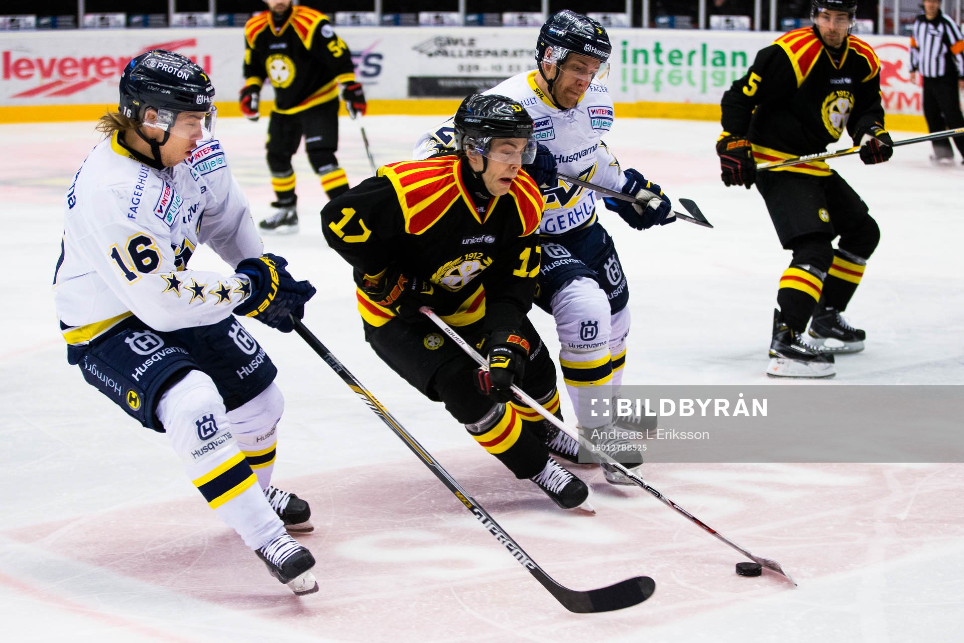 s Filip Sandberg och Teemu Laine uppvaktar Brynäs Pathrik