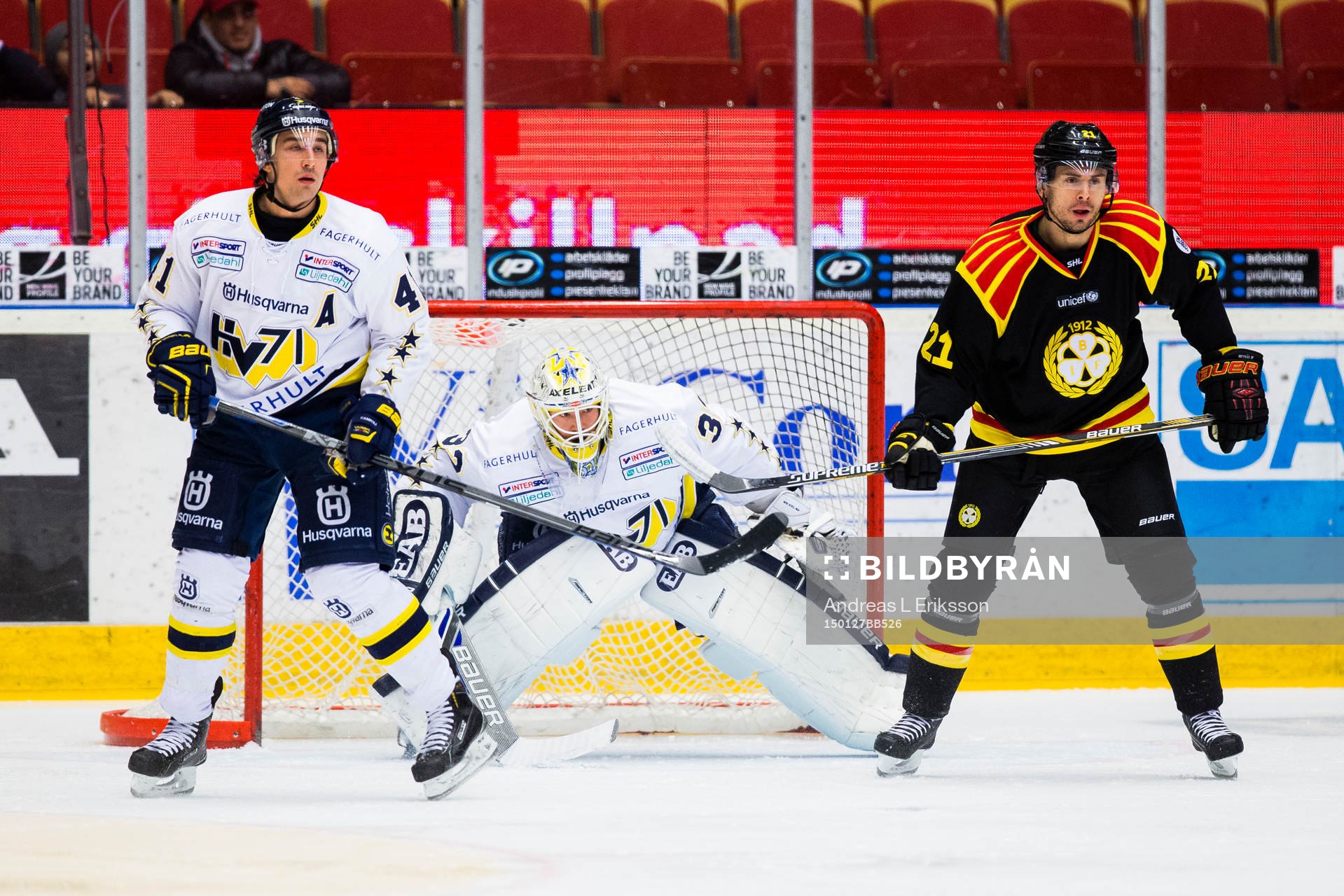 s Chris Campoli (v) och Brynäs Tim Wallace (h) framför