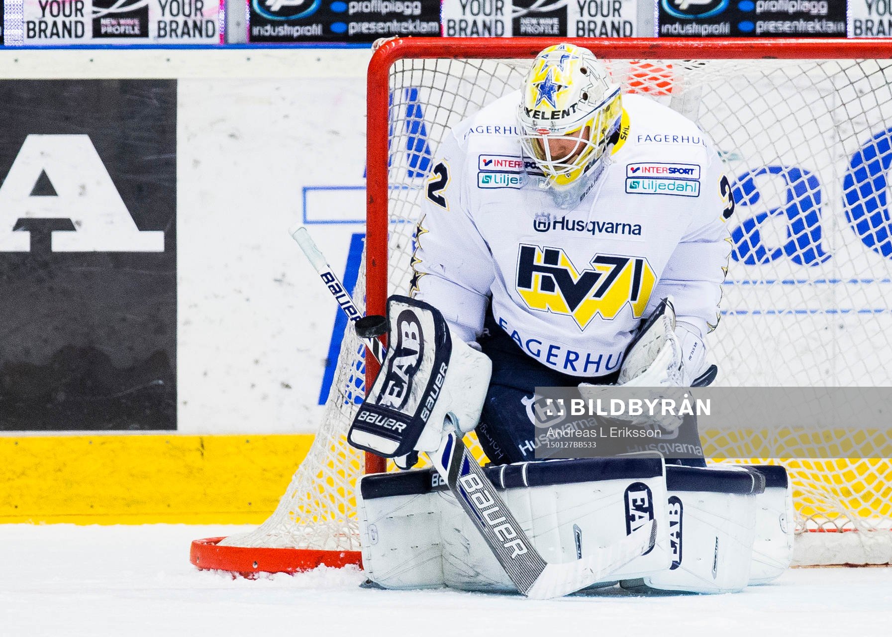 s målvakt Gustaf Wesslau med en räddning
