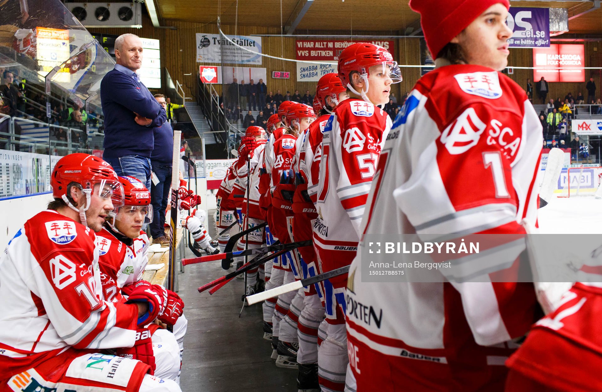 Timrås tränare Roger Forsberg med spelarna i båset