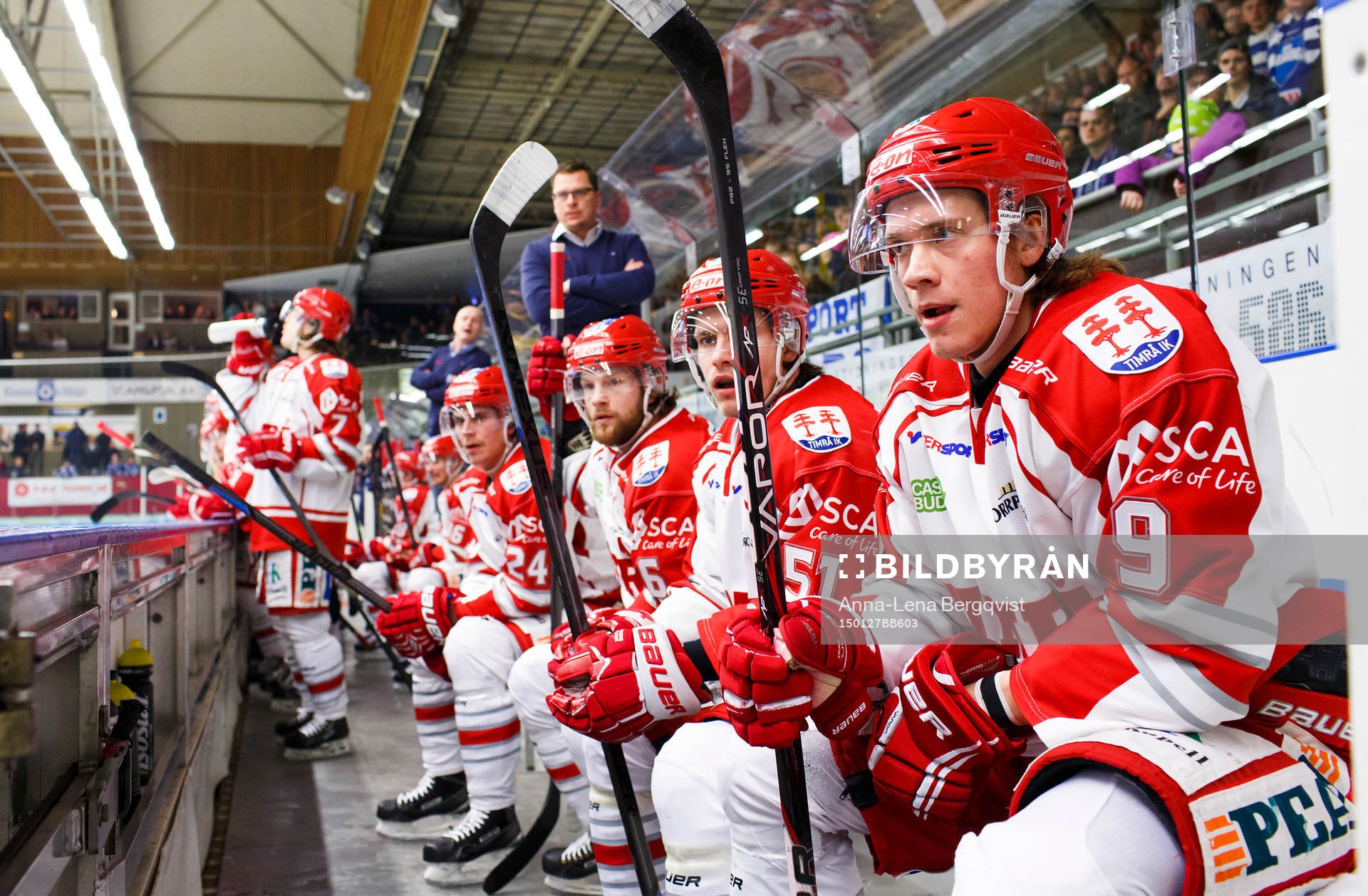 Timrås assisterande tränare Jens Öhman med spelarna