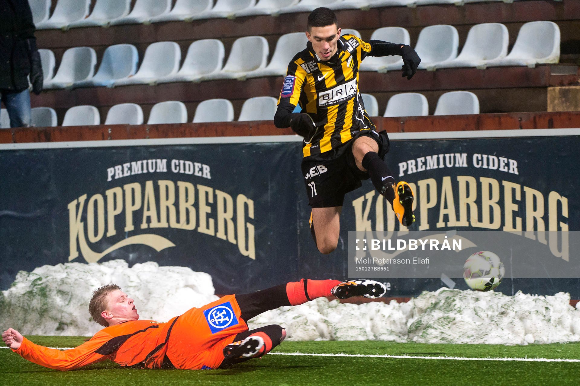 Varbergs Robin Tranberg och Häckens Daniel Krezic under träningsmatchen i fotboll mellan Häcken och Varberg den 27 januari 2015 i Göteborg.