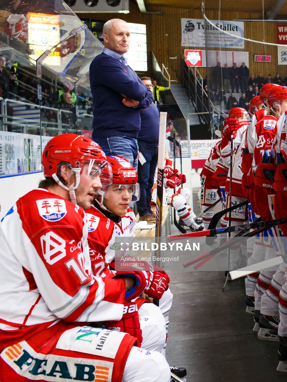 Timrås tränare Roger Forsberg med spelarna i båset