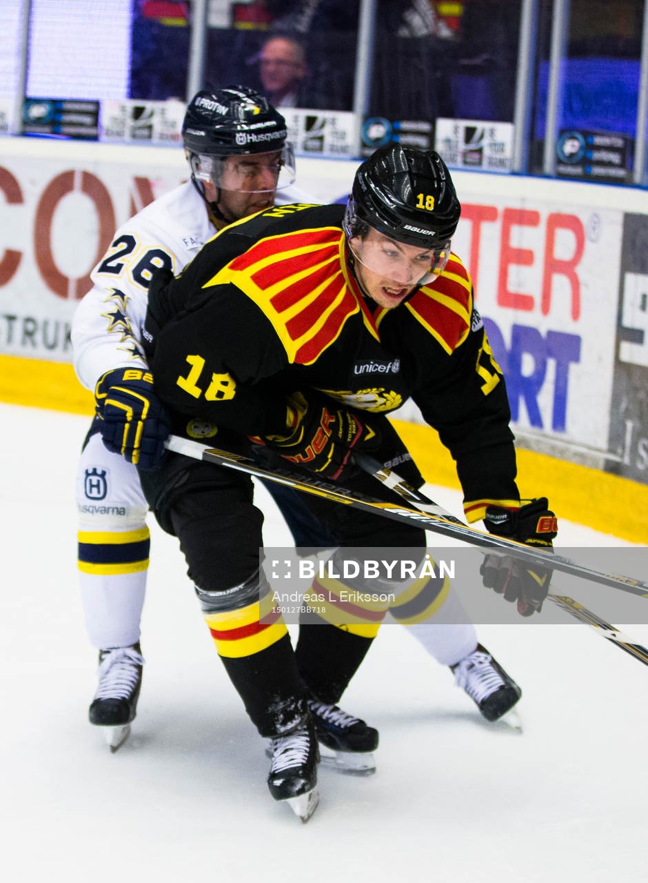s Anton Bengtsson försöker stoppa Brynäs Anton Rödin