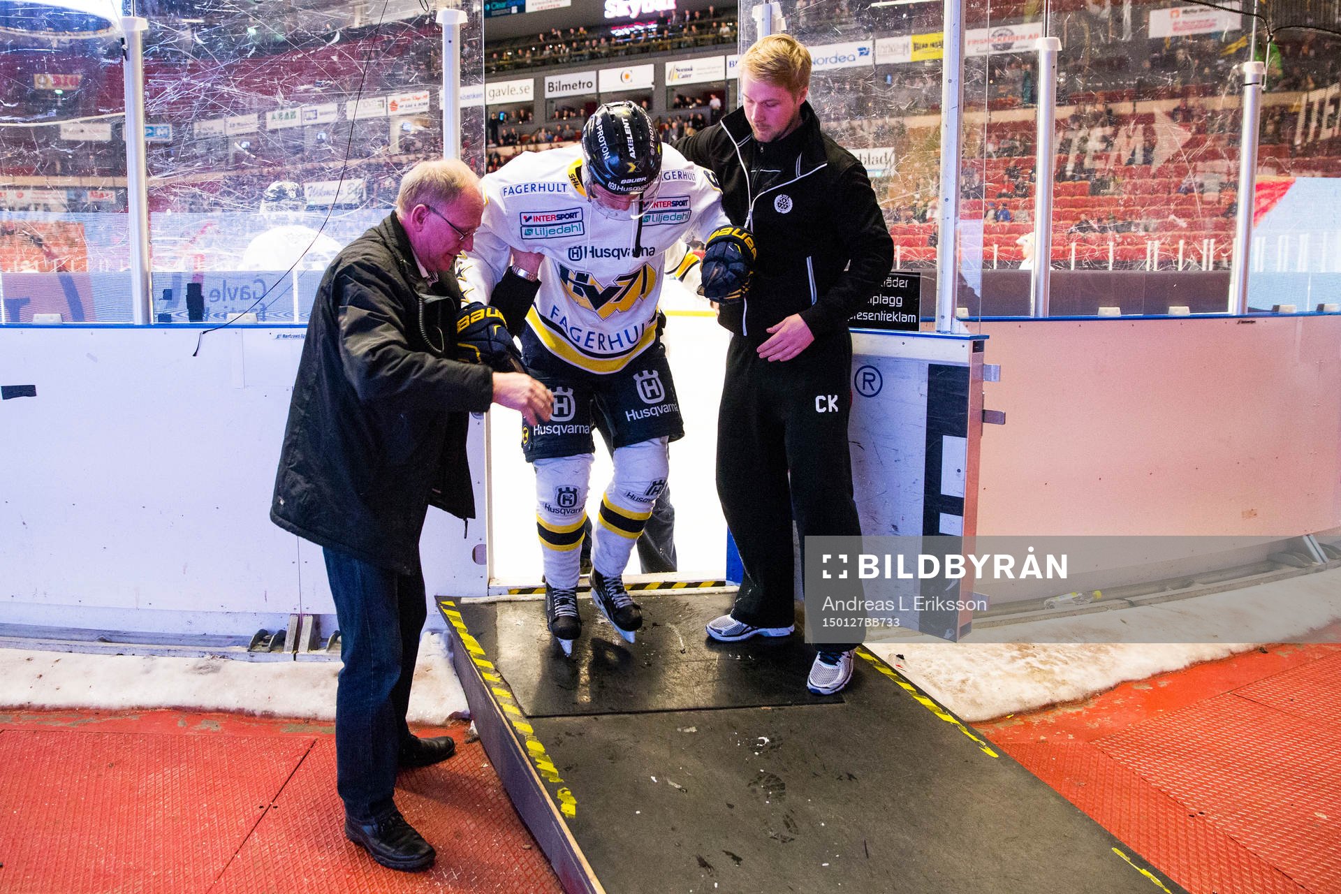 s Christoffer Törngren tvingas lämna isen