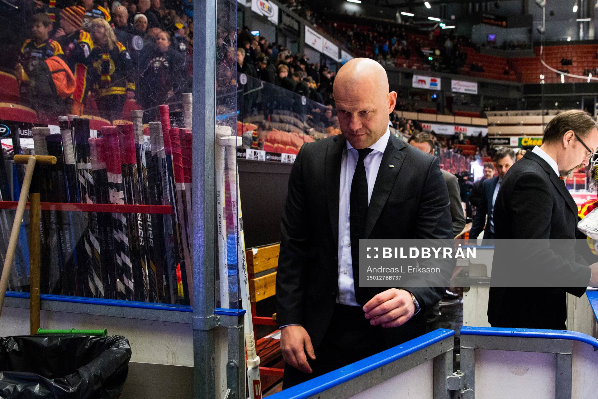 s tränare Andreas Johansson lämnar båset i periodpausen
