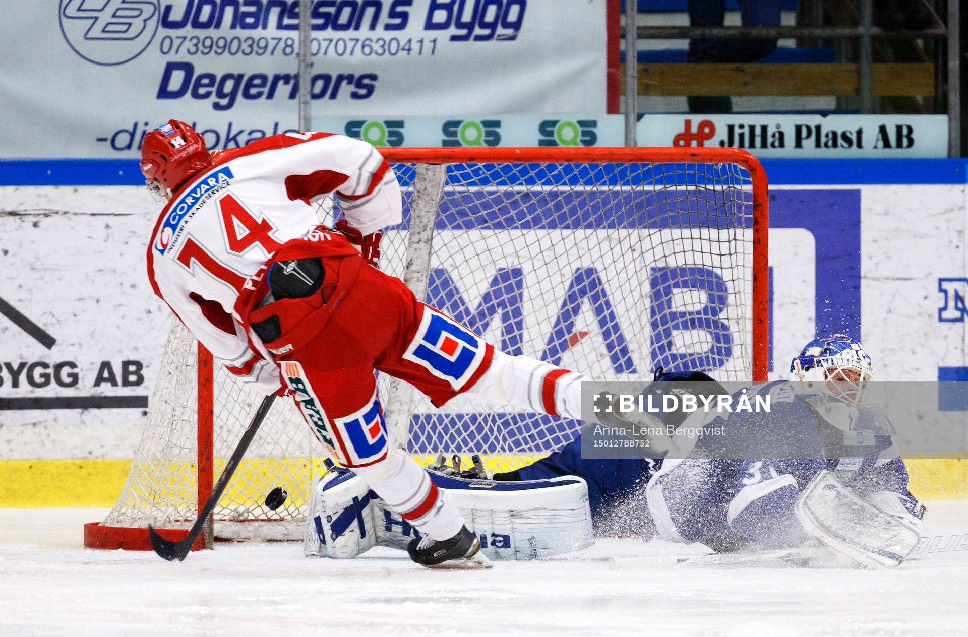Timrås Emil Pettersson kvitterar till 1-1 bakom Karlskogas
