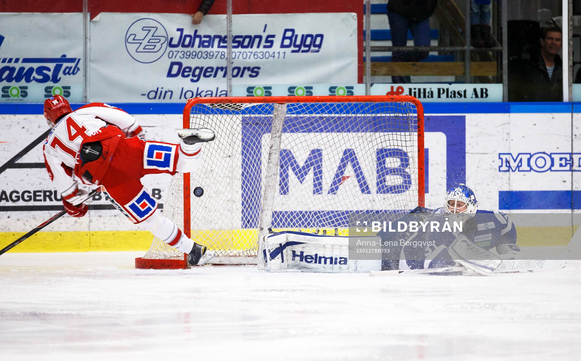 Timrås Emil Pettersson kvitterar till 1-1 bakom Karlskogas