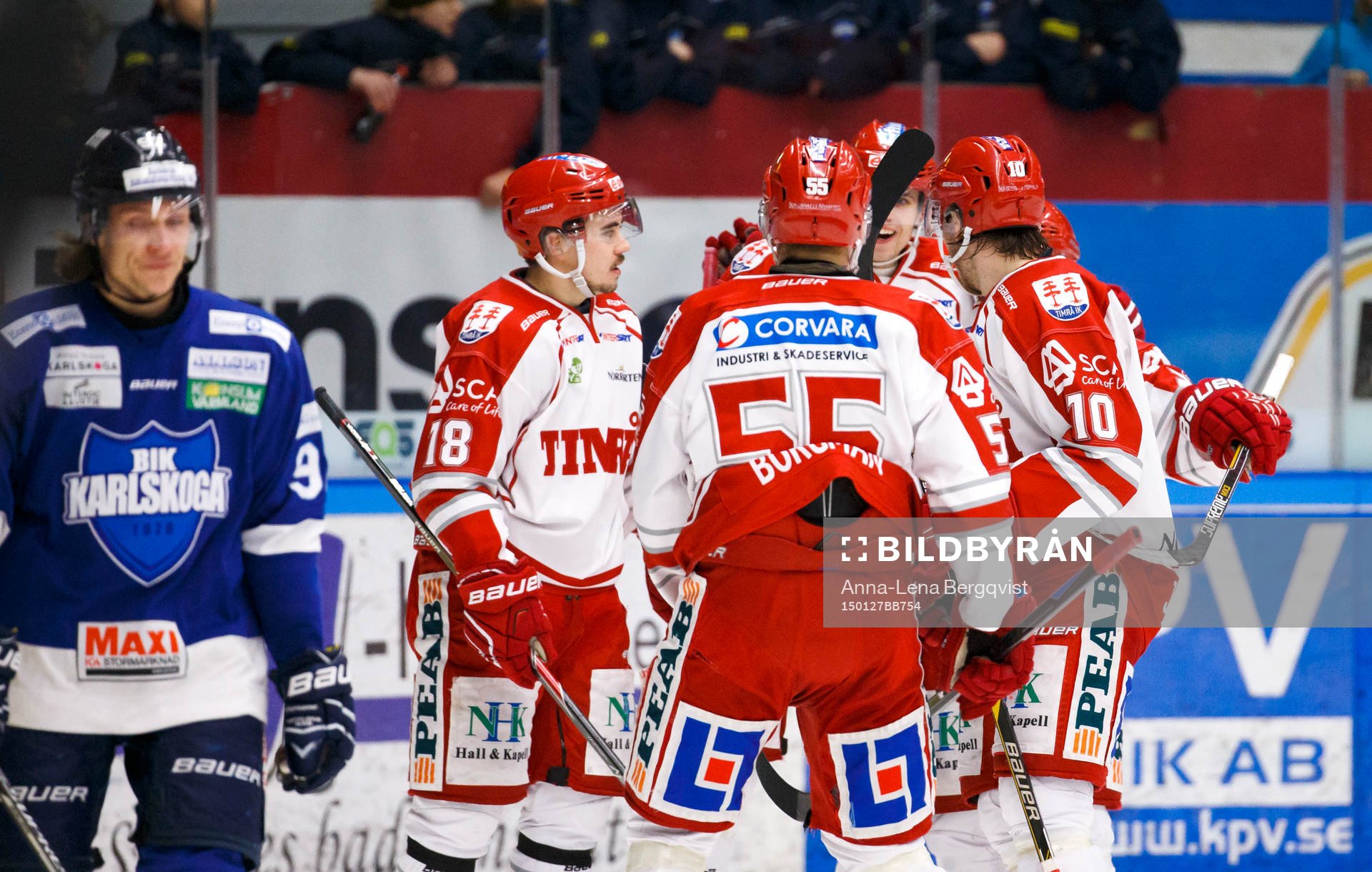 Timrås Emil Pettersson kvitterar till 1-1 och firas av