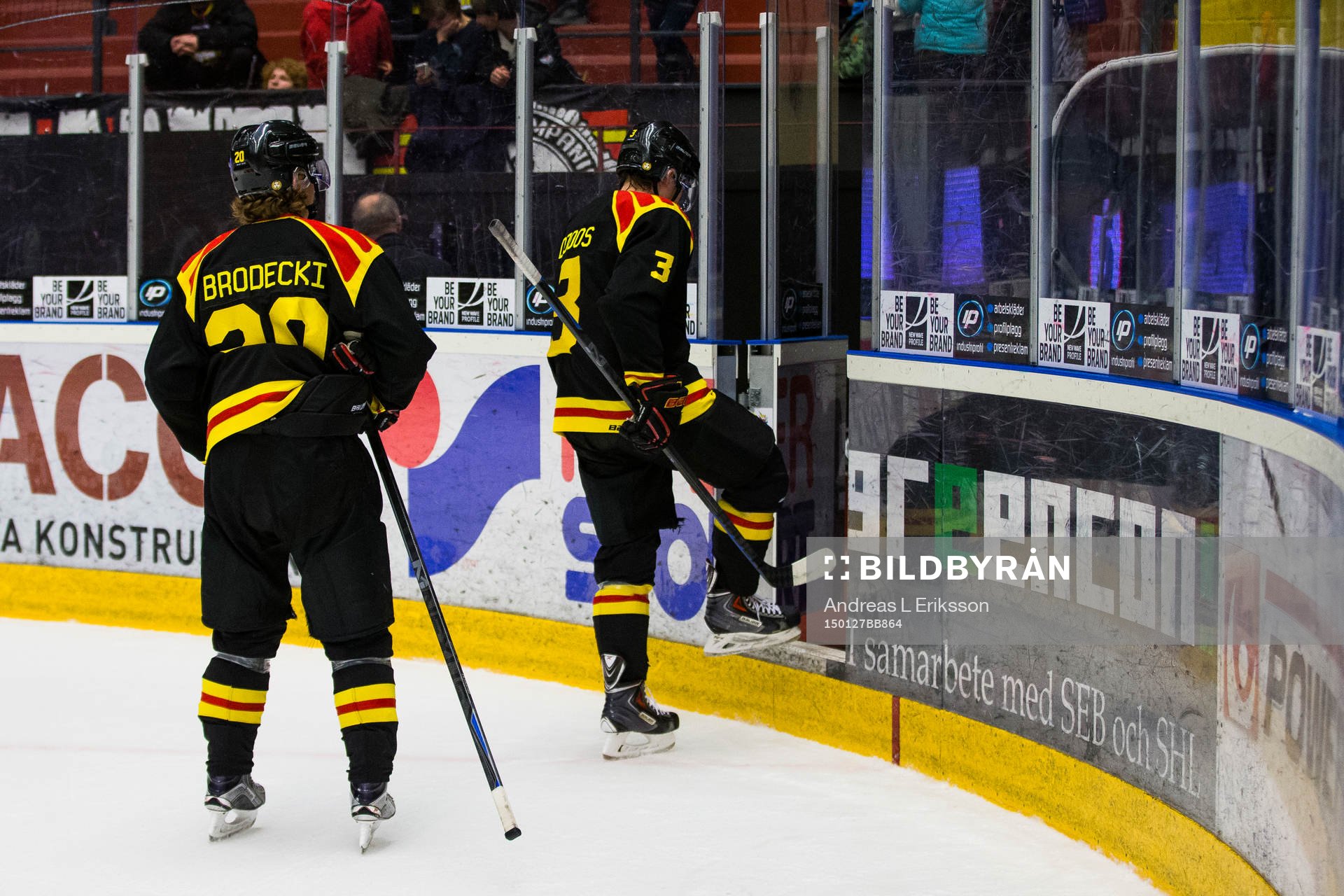 Brynäs Adam Brodecki och Christian Djoos kliver av isen