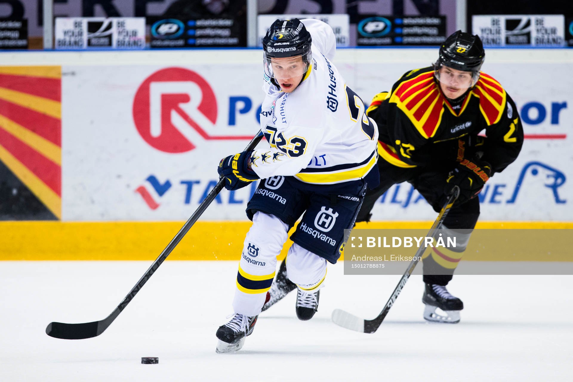 s Sebastian Strandberg jagas av Brynäs Alexander Lindgren
