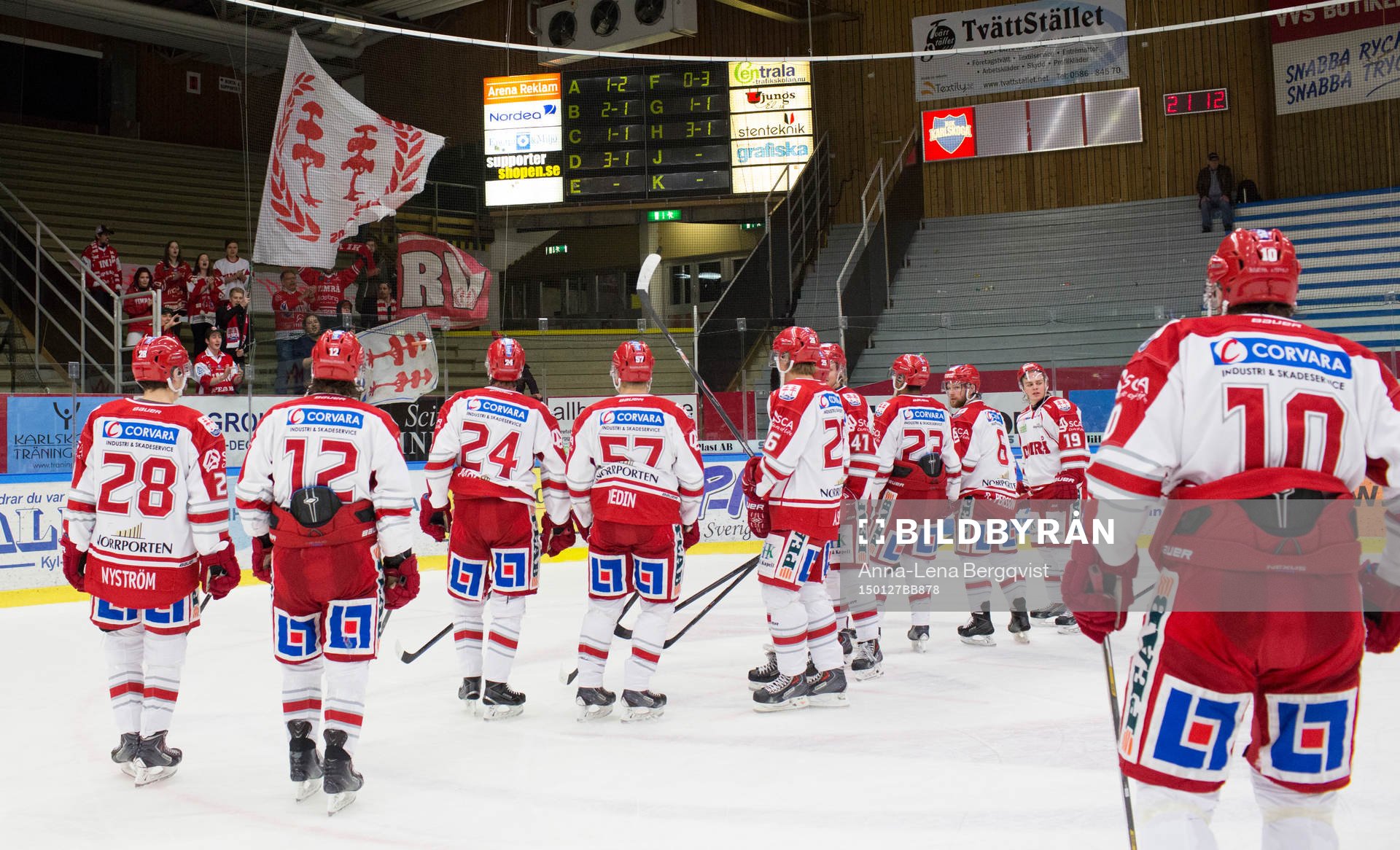 Timrås-spelare tackar supportrarna på läktaren